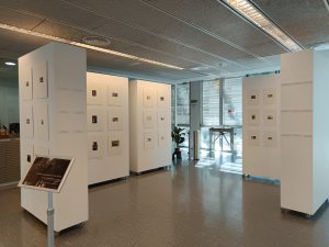 Exposició "Allò que queda quan el nom canvia" de l'artista Lluch Queralt al CRAI campus Catalunya
