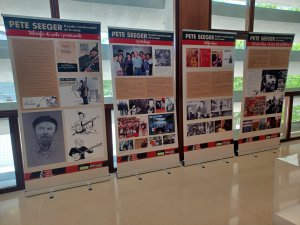 Exposició "Pete Seeger, el poder transformador de la cançó" al CRAI campus Sescelades